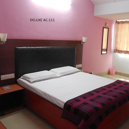 Hotel Silver Springs Ахмедабад Экстерьер фото