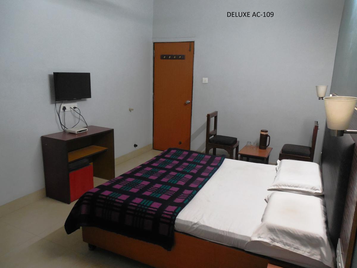 Hotel Silver Springs Ахмедабад Экстерьер фото