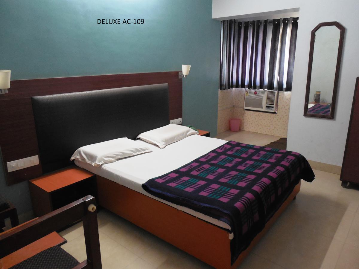Hotel Silver Springs Ахмедабад Экстерьер фото